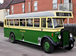 Vintage Green coach for weddings in Stratford Upon Avon 